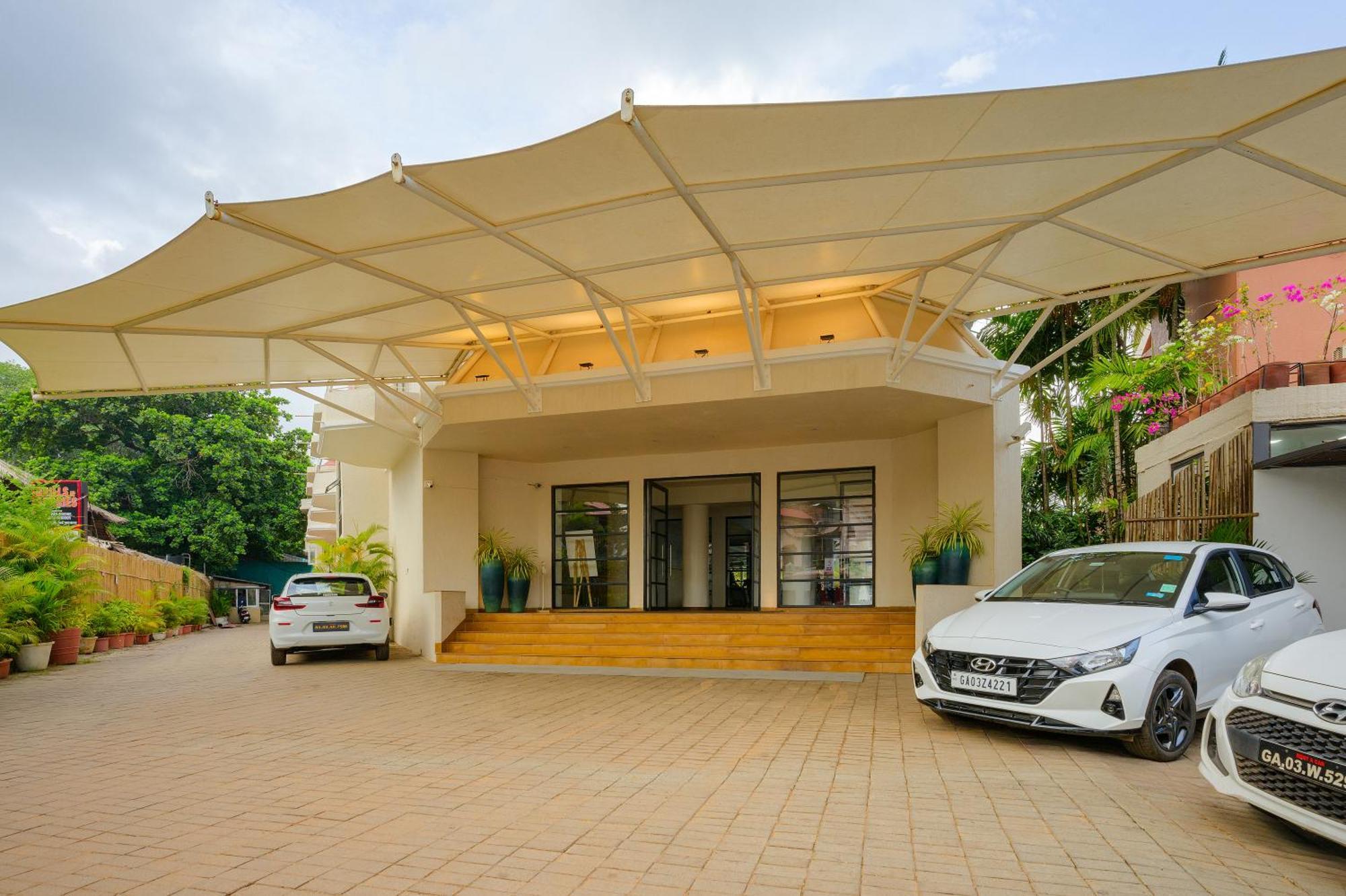 Whispering Palms Beach Resort Candolim Exterior foto
