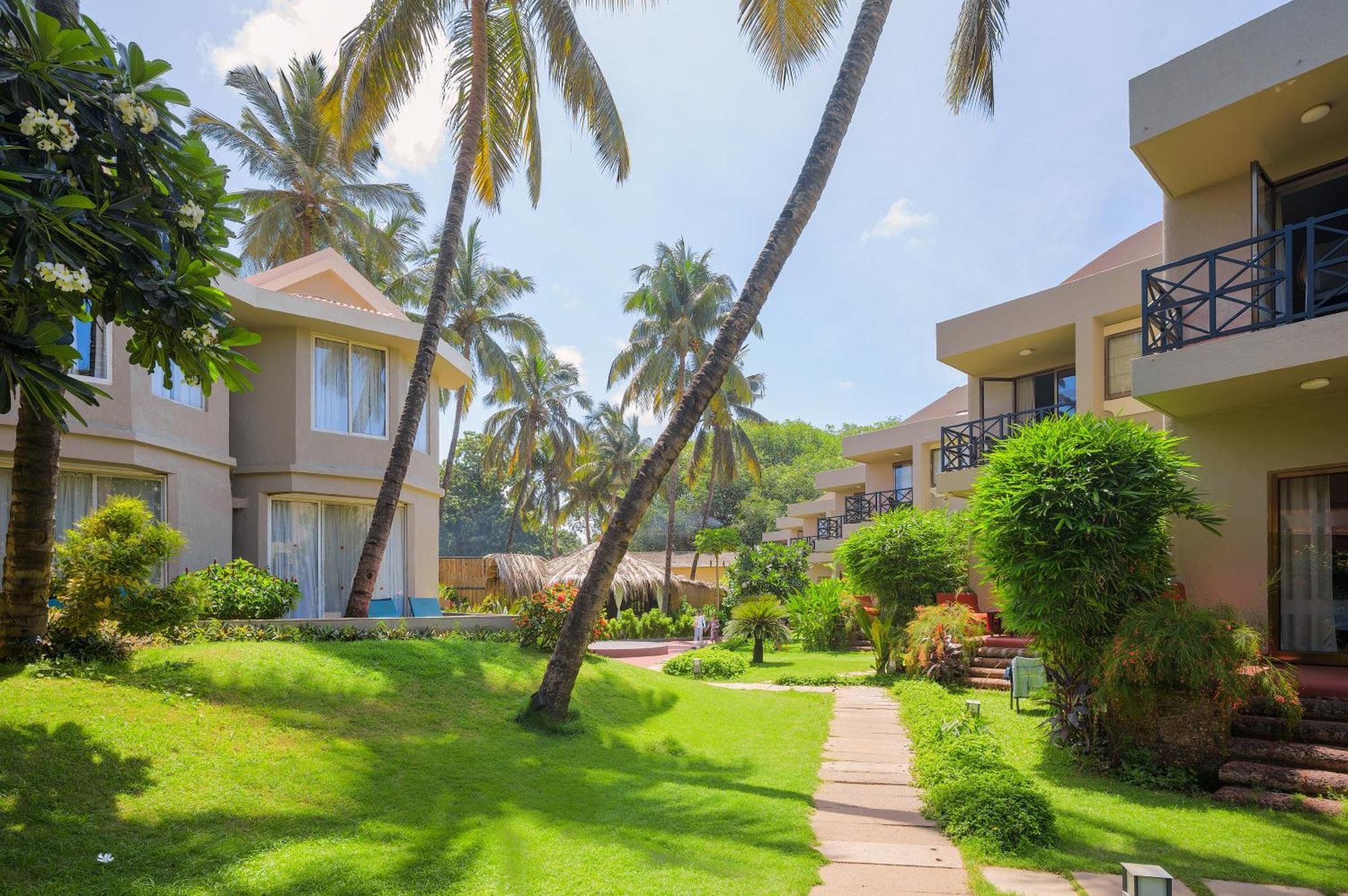 Whispering Palms Beach Resort Candolim Exterior foto
