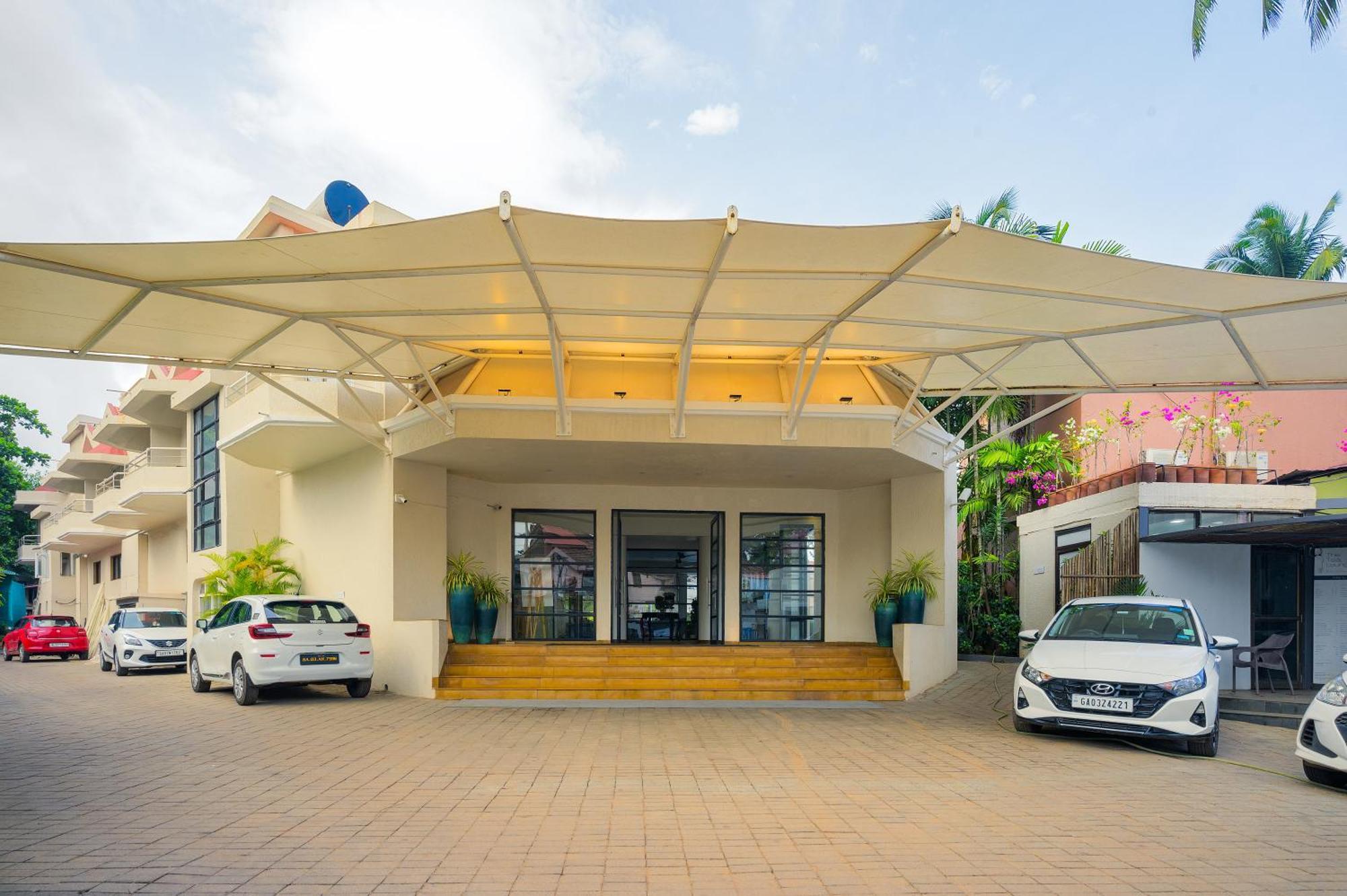 Whispering Palms Beach Resort Candolim Exterior foto