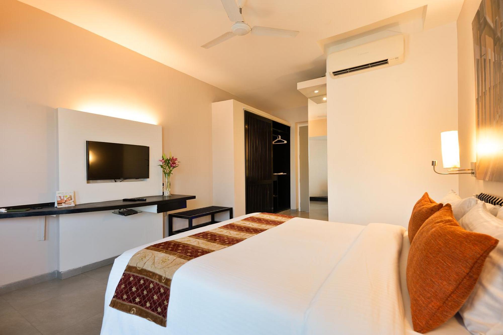 Whispering Palms Beach Resort Candolim Exterior foto