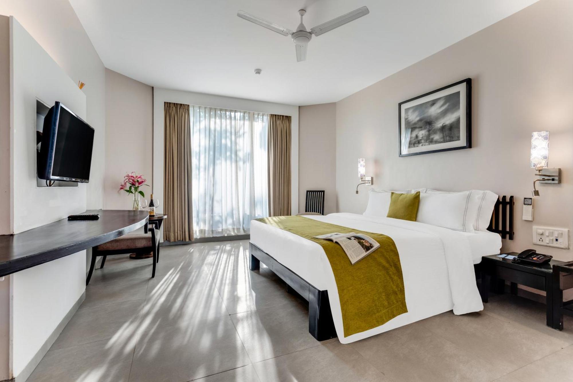 Whispering Palms Beach Resort Candolim Exterior foto